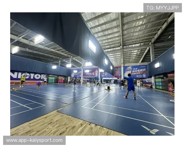 羽毛球馆早晚时段满场现象凸显大众参与热情，羽毛球场几点关门